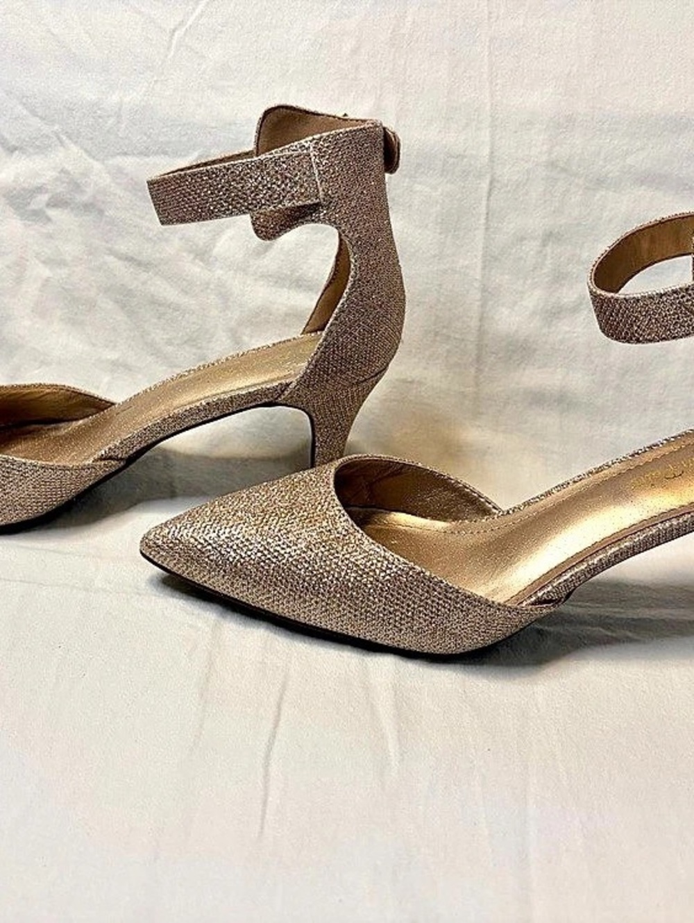 DREAM PAIRS Champagne Gold Glitter Low Pointed Ankle Strap Pumps Heels Size 8
